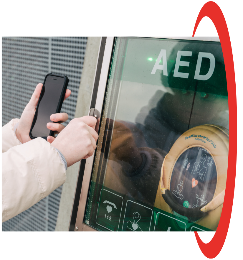 Eine Person öffnet einen AED-Schrank – Originalmotiv aus dem Flyer.