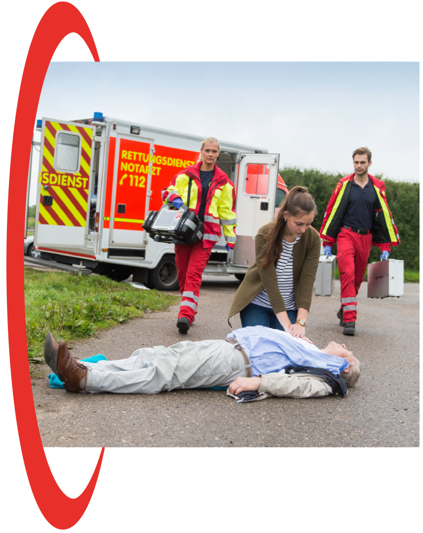 Rettungskräfte treffen bei einer Ersthelferin ein – Originalmotiv aus dem Flyer.